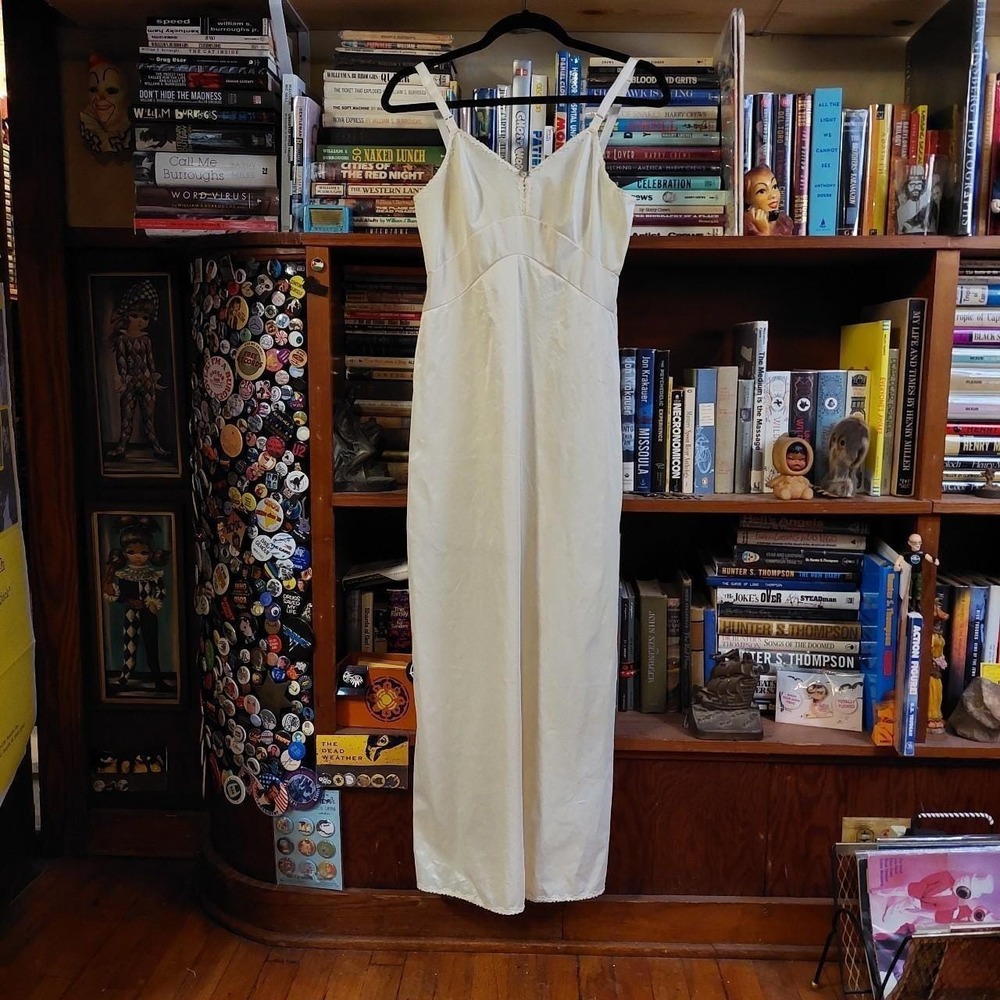 Vintage Olga 1970s Ivory Floor Length Slip Rosette Lace Trim Slit Size 32‎